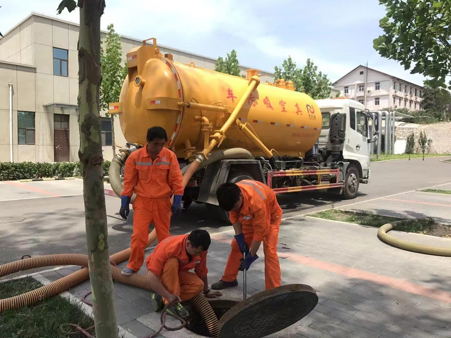 白下管道疏通车停在窨井附近