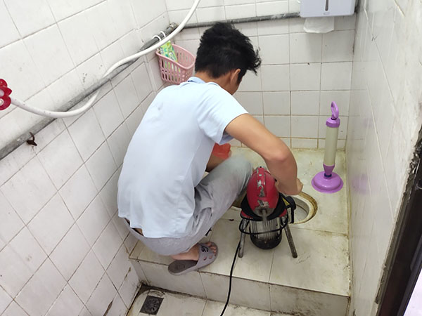 白下管道堵塞冒臭气 专业师傅现场解决问题