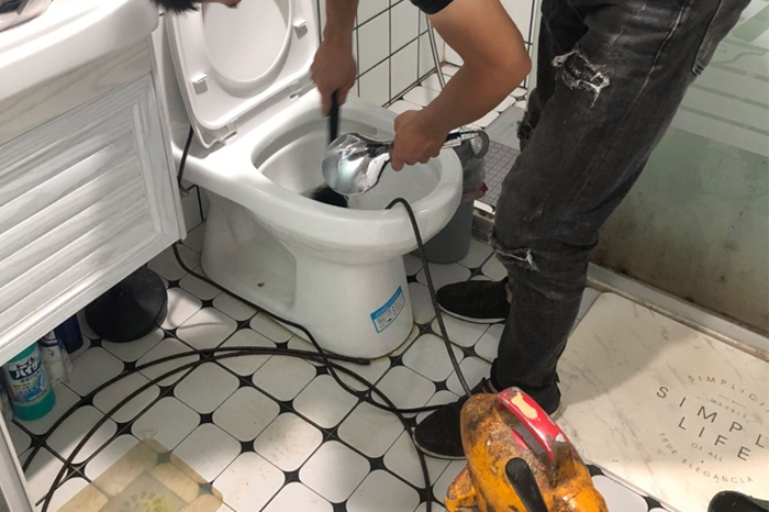 白下马桶堵塞自己疏通还是找师傅?专业上门服务让你省时更省心