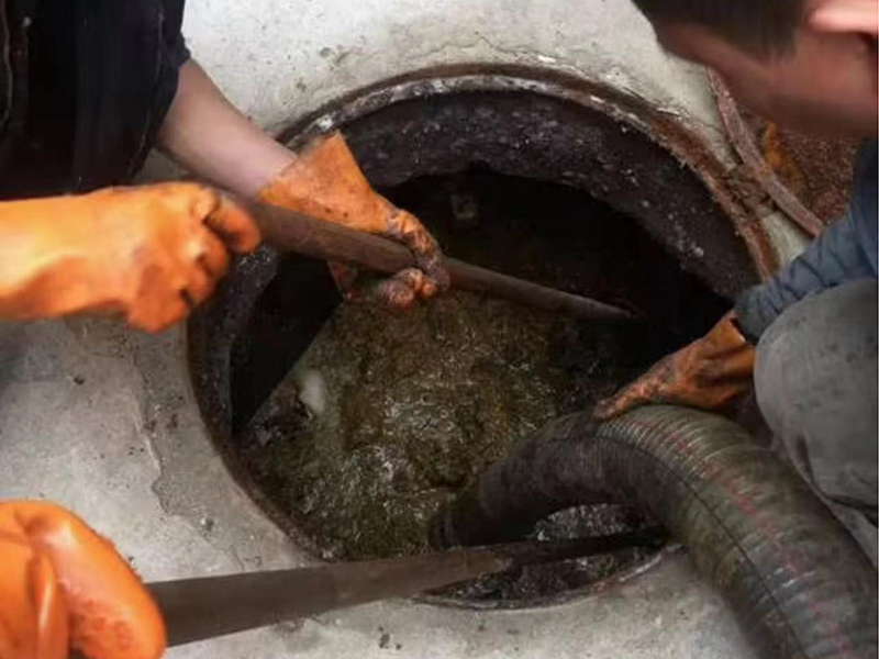 白下清理化粪池时如何避免沼气的危害?